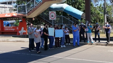 Personal del hospital tableño sale a la calle para reclamar el pago de turnos extras adeudados