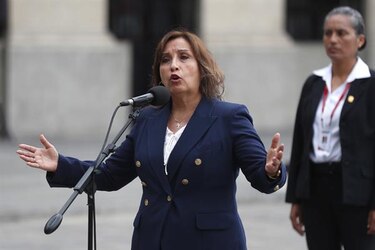Dina Boluarte: ‘si la sociedad y la situación lo amerita, adelantamos elecciones’ en Perú