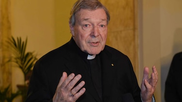 El cardenal Pell retorna a Australia para enfrentar cargos por abuso sexual