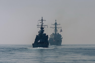 Buques de guerra de Estados Unidos e Israel realizan maniobras en el mar Rojo