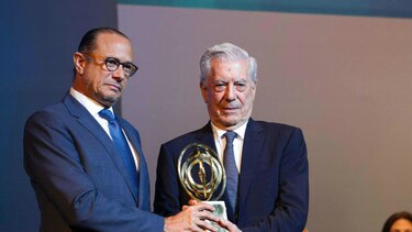 Gobierno dominicano premia a Vargas Llosa bajo protesta de grupos nacionalistas