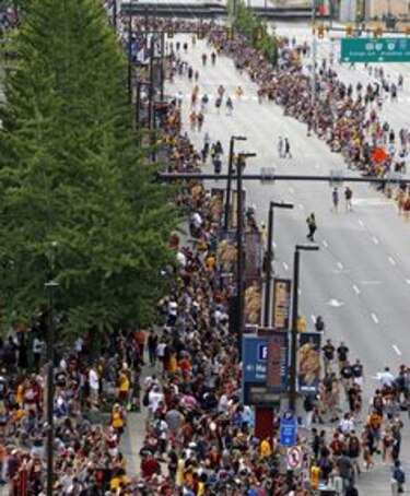 Cavaliers celebran con su afición el título de la NBA