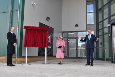 Tras meses en casa, la reina Isabel II visita un laboratorio militar