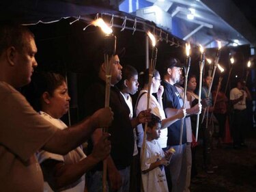 Con antorchas recordaron la tragedia del 23 de octubre