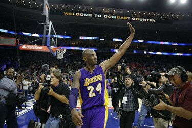 76ers consiguen primer triunfo a costa de la despedida de Kobe Bryant