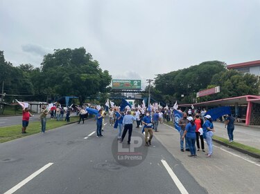 Estudiantes y administrativos bloquean la vía Transístmica, frente a la Universidad de Panamá