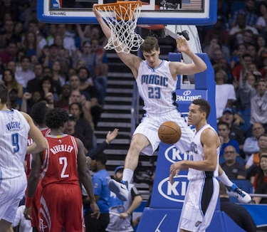 Cavaliers y Warriors siguen por la senda de la victoria