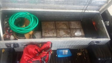Decomisan droga y dinero en efectivo en un vehículo del Sinaproc