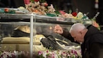 Exponen cuerpo del popular santo italiano Padre Pío