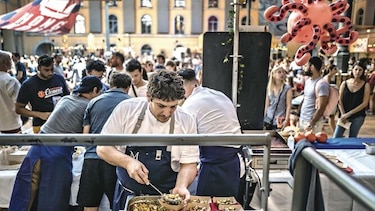 Celebran la alta cocina servida al estilo callejero