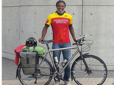 El aventurero panameño Erick Cedeño recorre Puerto Rico en bicicleta
