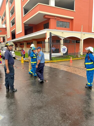 Bomberos atienden incidente por posible gas irritante en área de Hemodiálisis del Santo Tomás