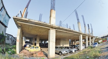 Se dilata construcción de aparcaderos en policlínica