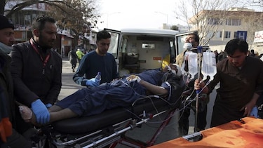 Suben a 95 los muertos en ataque talibán en capital afgana