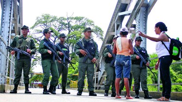 Maduro amplía cierre de frontera con Colombia y aumenta presencia militar