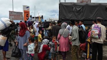 La lluvia dificulta los esfuerzos desesperados de rescatistas indonesios