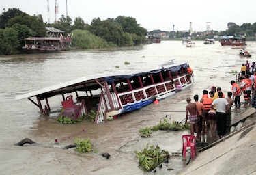 Barco choca contra puente en Tailandia: 13 muertos, 33 heridos y cuatro desaparecidos