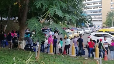 Asegurados se quejan por la larga fila para sacar citas en el CSS