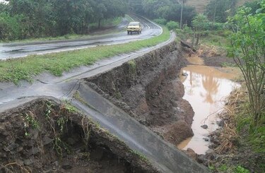 Desbordamiento del río Estivaná afecta vía de acceso en Macaracas