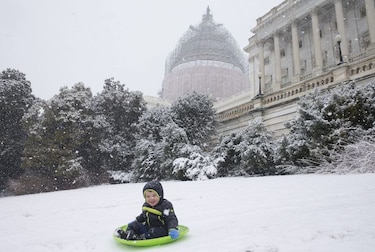 Gobierno estadounidense queda paralizado por tormenta de nieve