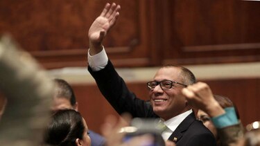 Presidente de Ecuador le retira las funciones a su vicepresidente