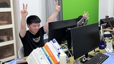 Por qué muchos jóvenes en China pagan para ir a una oficina y fingir que trabajan