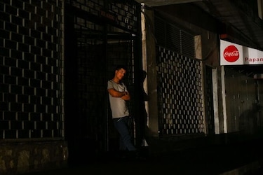Maduro extienden por 24 horas más suspensión de actividades; Guaidó llama a protestas