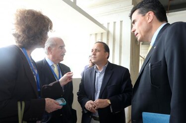 Candidatos presidenciales se reúnen con observadores internacionales