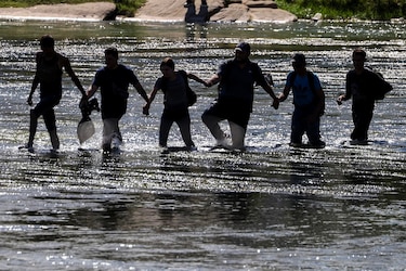 Alcalde dice que El Paso ha llegado a ‘un punto de quiebre’ por la oleada de migrantes