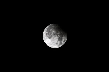 El eclipse lunar parcial de septiembre deja imágenes inolvidables