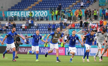 Italia iguala récord con victoria ante una selección de Gales que también pasa a octavos