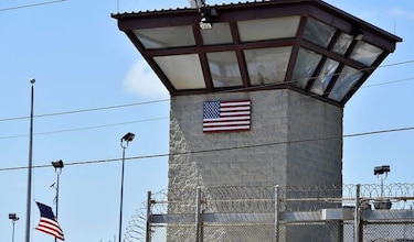 EU transfiere a Arabia Saudita a nueve yemenitas detenidos en Guantánamo