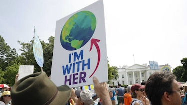 Miles protestan contra las políticas climáticas de Donald Trump