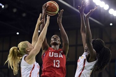 Estados Unidos barre a España en baloncesto femenino