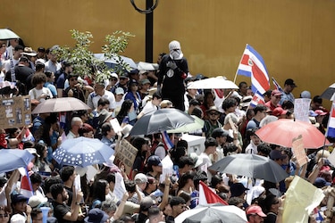 Miles de universitarios protestan contra el recorte presupuestario en Costa Rica
