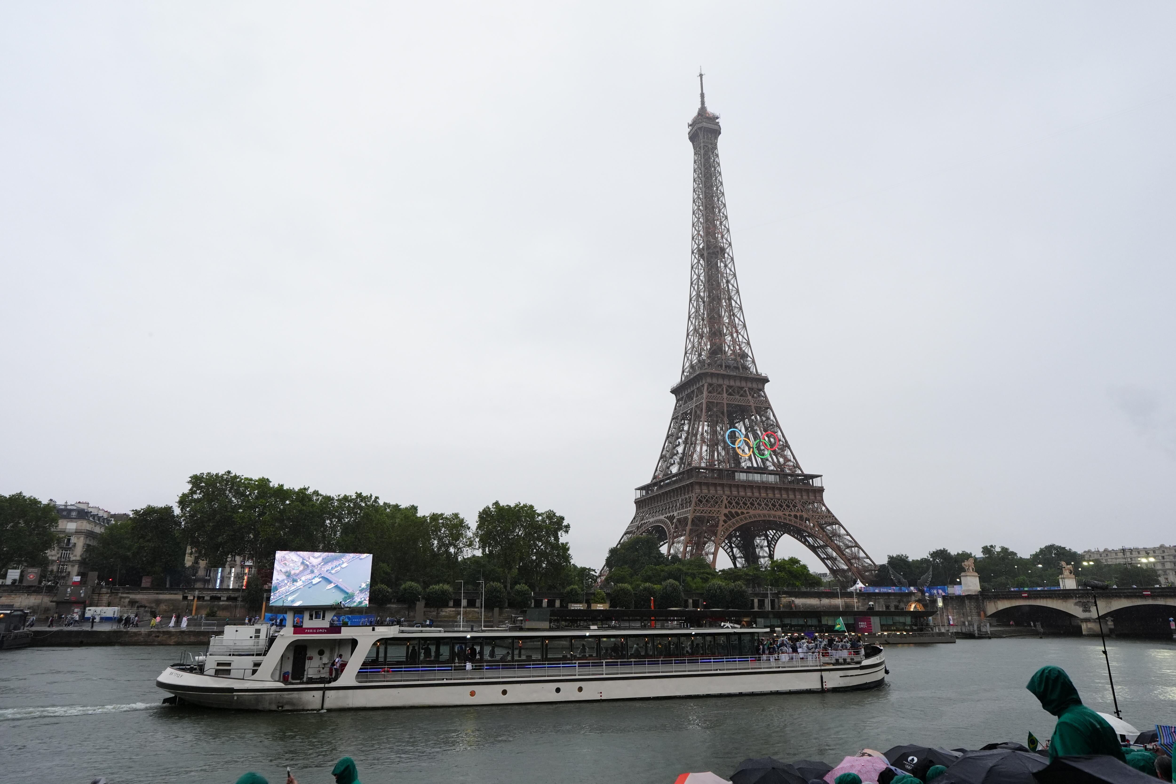 La imponente torre Eiffel es la invitada principal de la ceremonia de inauguración. EFE