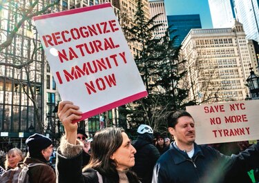 Nueva York despide a 3 mil funcionarios por no vacunarse