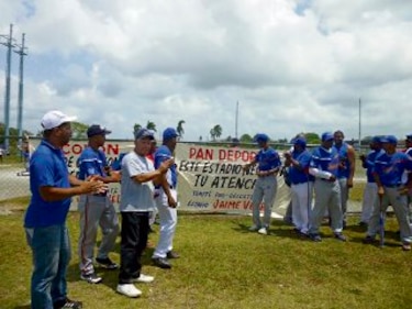 Veteranos de Colón pelean su estadio
