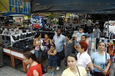 Por usar aceras, comerciantes deberán pagar cuota fija mensual de $200 y $25 por metro cuadrado ocupado