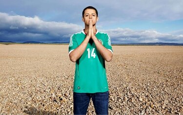 Chicharito se fracturó la clavícula derecha y no jugará con México en la Copa Oro
