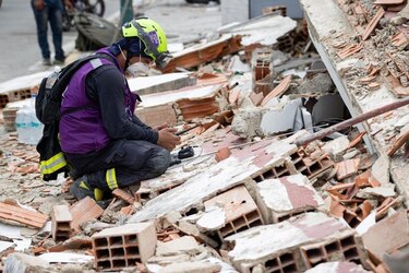Perros, drones y detectores de sonido: cómo encuentran sobrevivientes los rescatistas en Venezuela