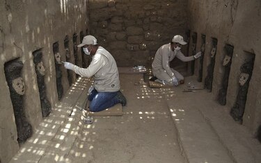 Arqueólogos peruanos hallan 20 ídolos de madera prehispánicos en Chan Chan