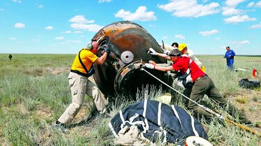 Regresan tripulantes de la estación espacial