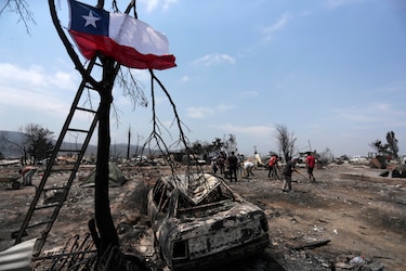 Chile combate 165 incendios activos en 10 regiones del país en otro verano mortal