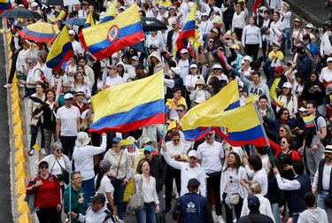 Miles de colombianos salieron a las calles de Bogotá contra la violencia política