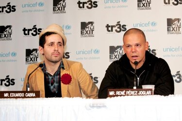 Calle 13 lanza el tema realizado con Assange sobre manipulación informativa