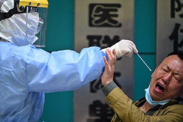 China rechaza críticas de la OMS sobre investigación de origen de la Covid-19