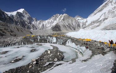 Nepal sopesa cancelar las ascensiones al Everest