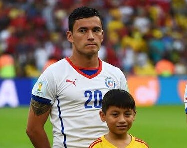 Niño panameño escolta a jugador chileno en el Maracaná
