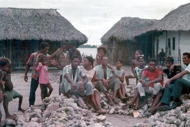 Despidiéndome de la gente y la escuelita de El Islote, 1970
